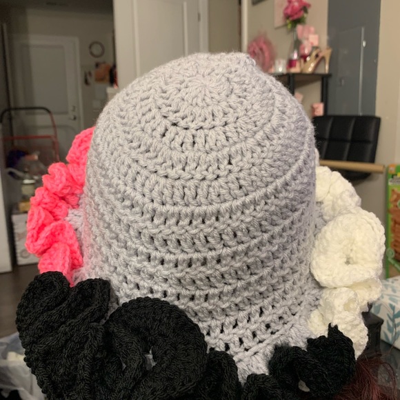 Crochet ruffle hat - Picture 4 of 4